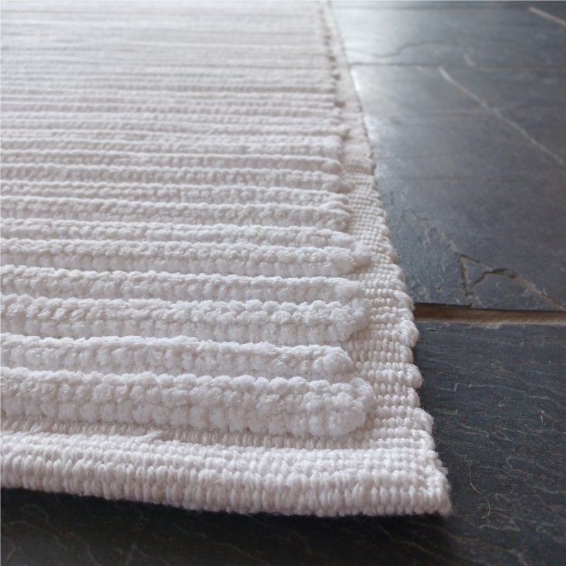Ribb vit från Etol, detaljbild av mattans ribbade bomullsyta och hörn | Molectric