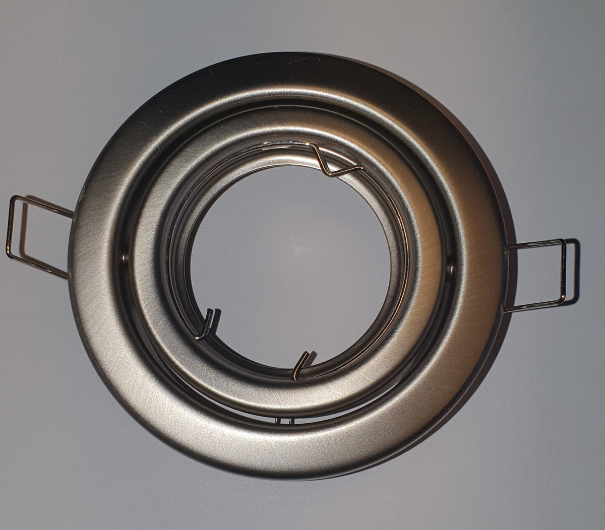 HQ LAMP FIX-7 MR16-armatur med silverfärgad rund front och fjäderfästen, utan ljuskälla | Molectric