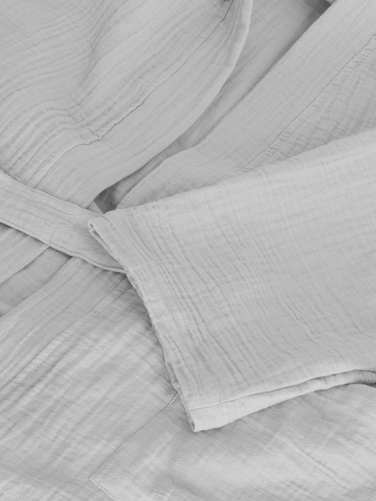 Muslin ljusgrå badrock närbild av tygstruktur och knytskärp | Molectric