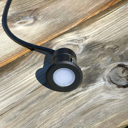 Orion Svart i aluminium med frostat akrylglas och kabel på träunderlag | Molectric