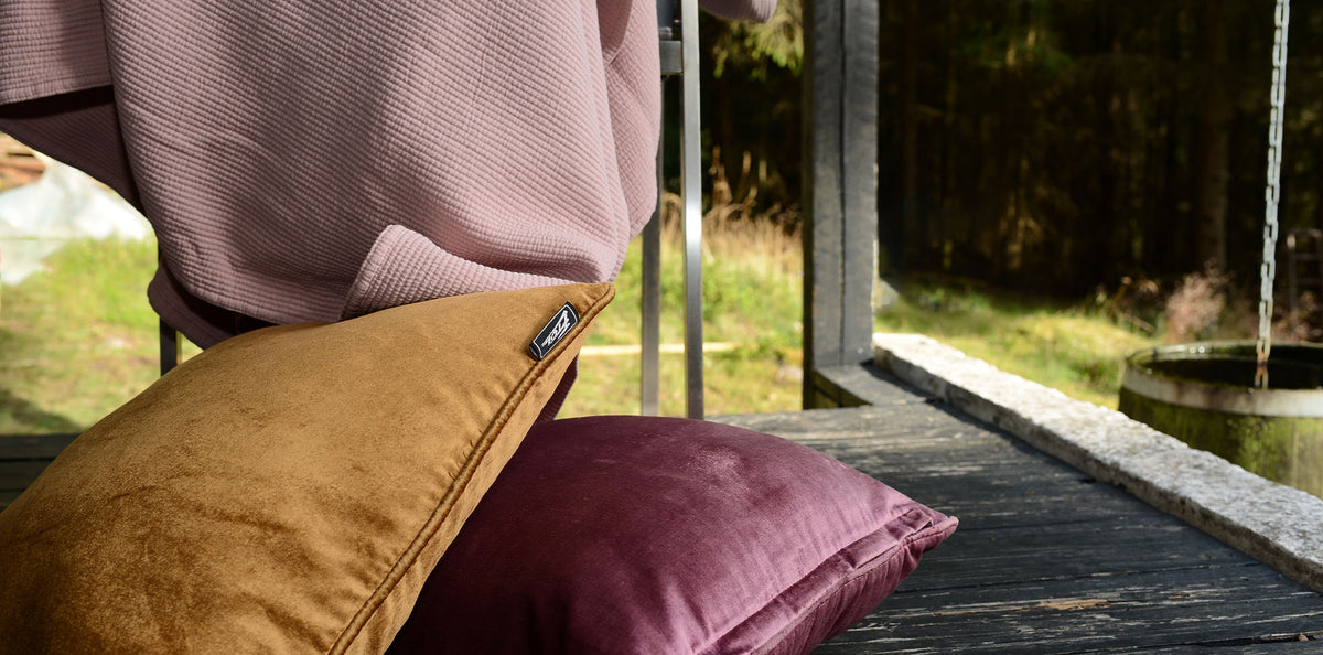 Överkast Stripes Dusty Rose utomhus på terrassen vid kuddar i sammet | Molectric