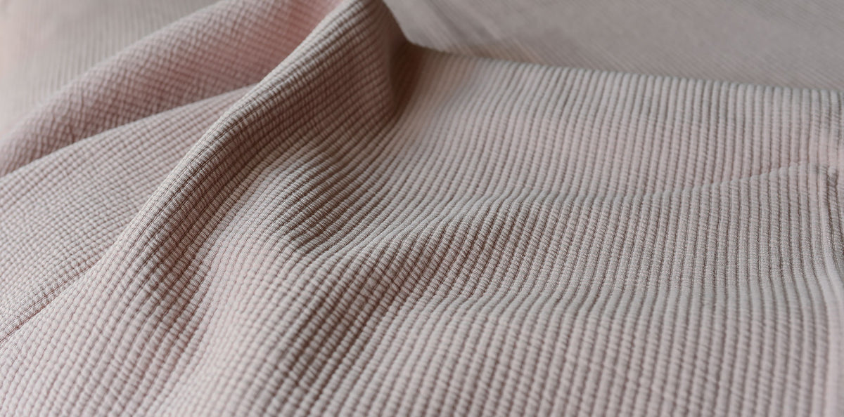 Närbild på Överkast Stripes Dusty Rose med randig vävstruktur | Molectric