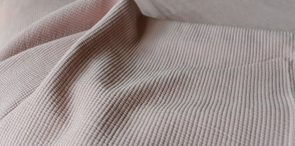 Närbild på Överkast Stripes Dusty Rose med randig vävstruktur | Molectric