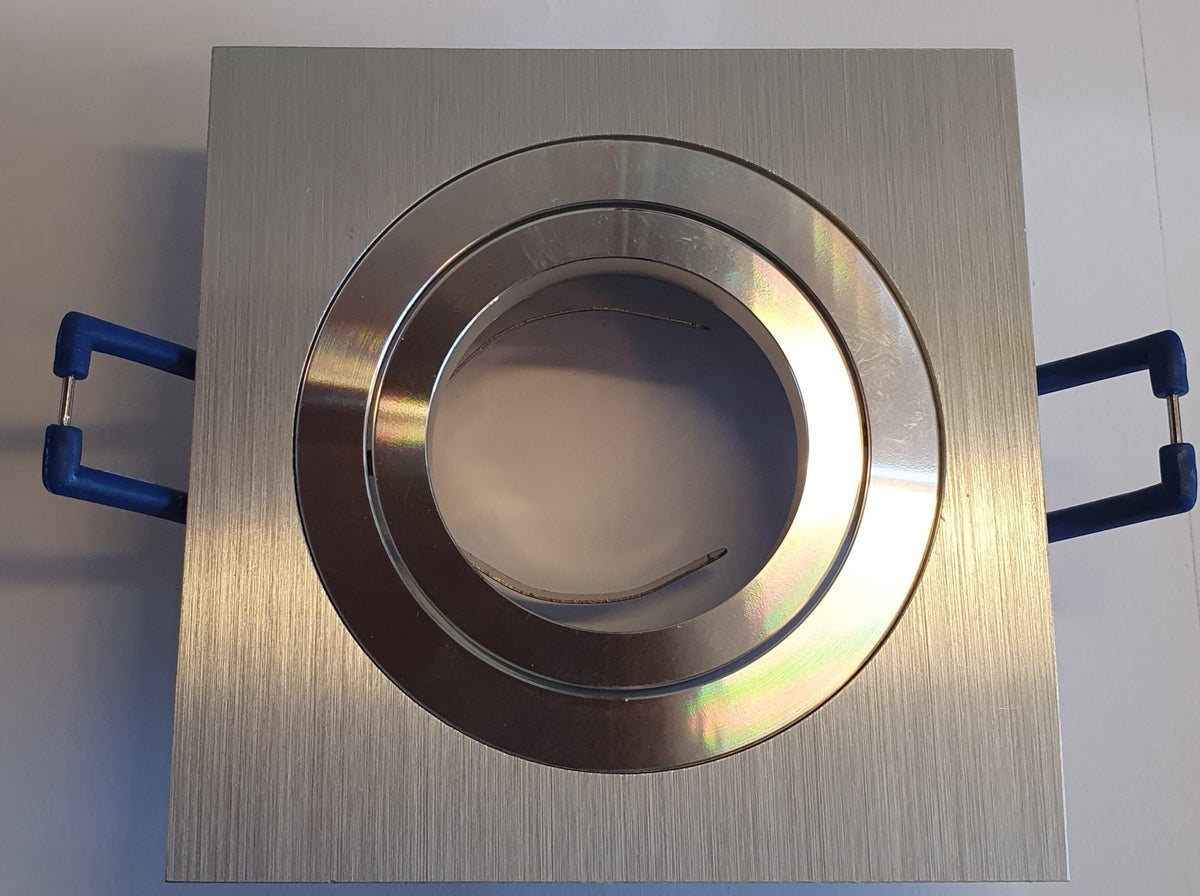 Designlight D-10421A fyrkantig MR16-armatur med borstad aluminiumfront, blank innerring och blå fjäderfästen | Molectric