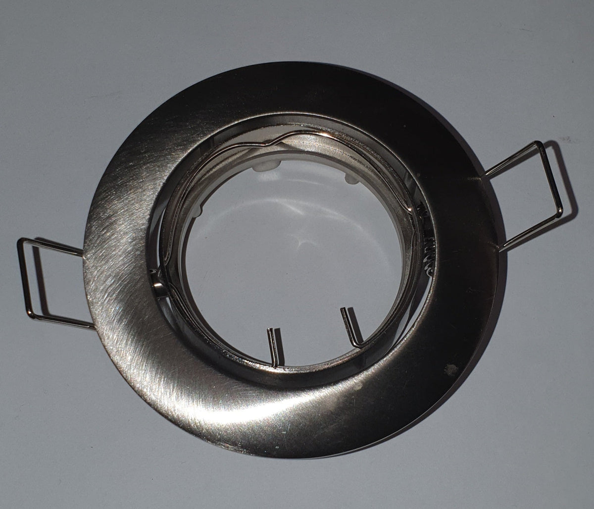 Designlight D-3254 NM rund MR16-downlight i zinklegering med borstad metallfärgad yta och fjäderfästen | Molectric