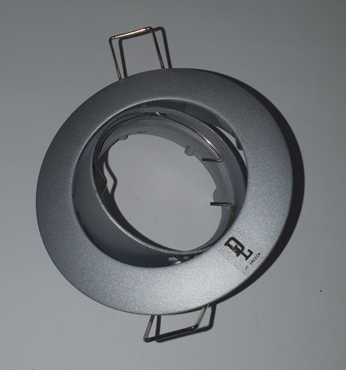 Designlight D-3254 SG silvergrå downlight med vinklad insats och fjäderfästen | Molectric