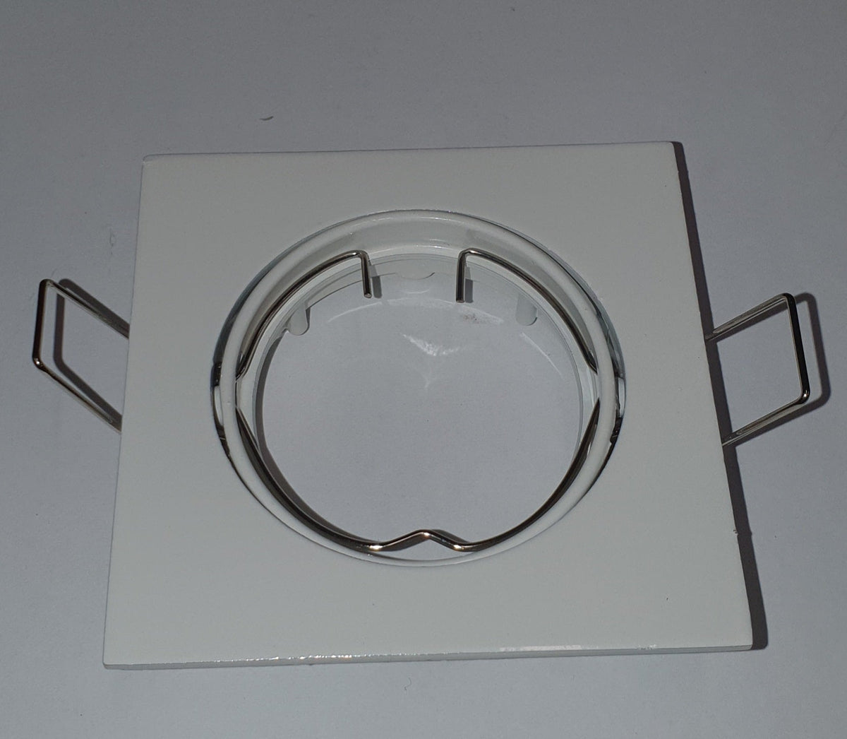 Designlight D3261W vit fyrkantig MR16-downlight med rund vinklingsbar insats och fjäderfästen | Molectric