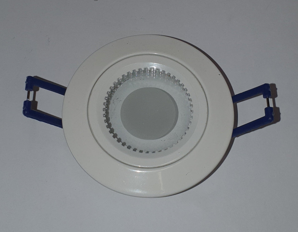 Designlight P203W vit rund GU10-armatur i aluminium med glas och frostat mittparti | Molectric
